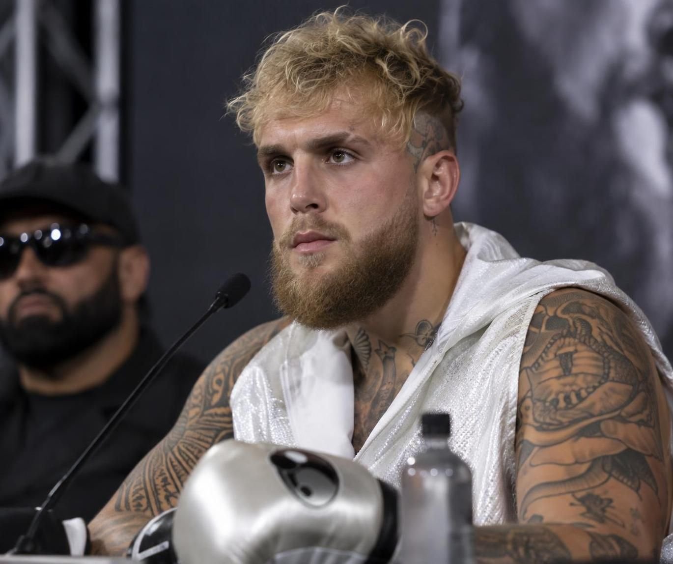 une ancienne championne du monde de boxe réclame 10 millions de dollars à jake paul pour les blessures qu’elle affirme avoir subies.