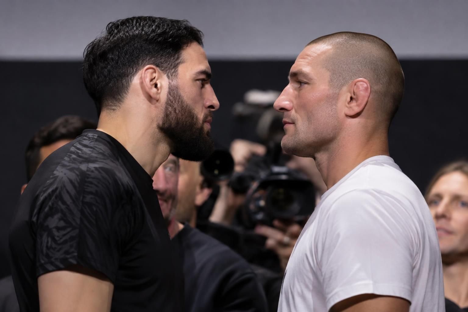 MMA : « C’est un lâche ! » — Imavov et le champion Strickland s’expliquent dans un face-à-face tendu