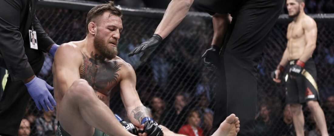 MMA : Conor McGregor se blesse après seulement 69 secondes — « Vraiment dommage que ça se termine comme ça »