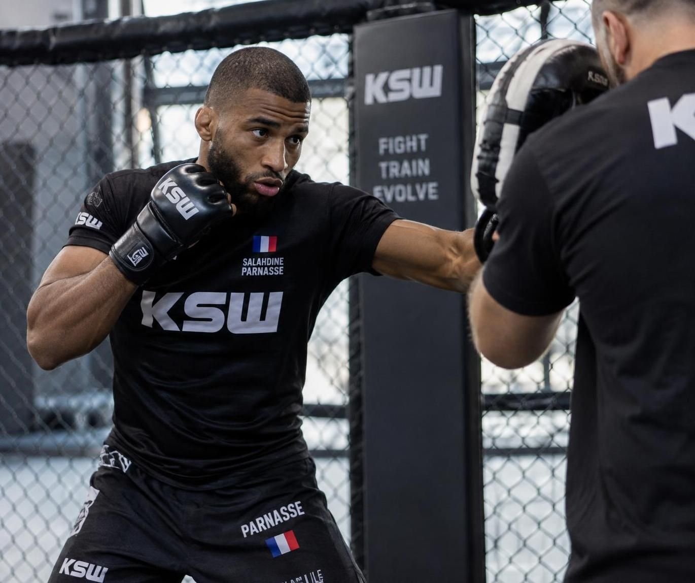 rmc sport renouvelle son accord exclusif avec l’ufc et continuera de diffuser les combats de l’organisation en france.