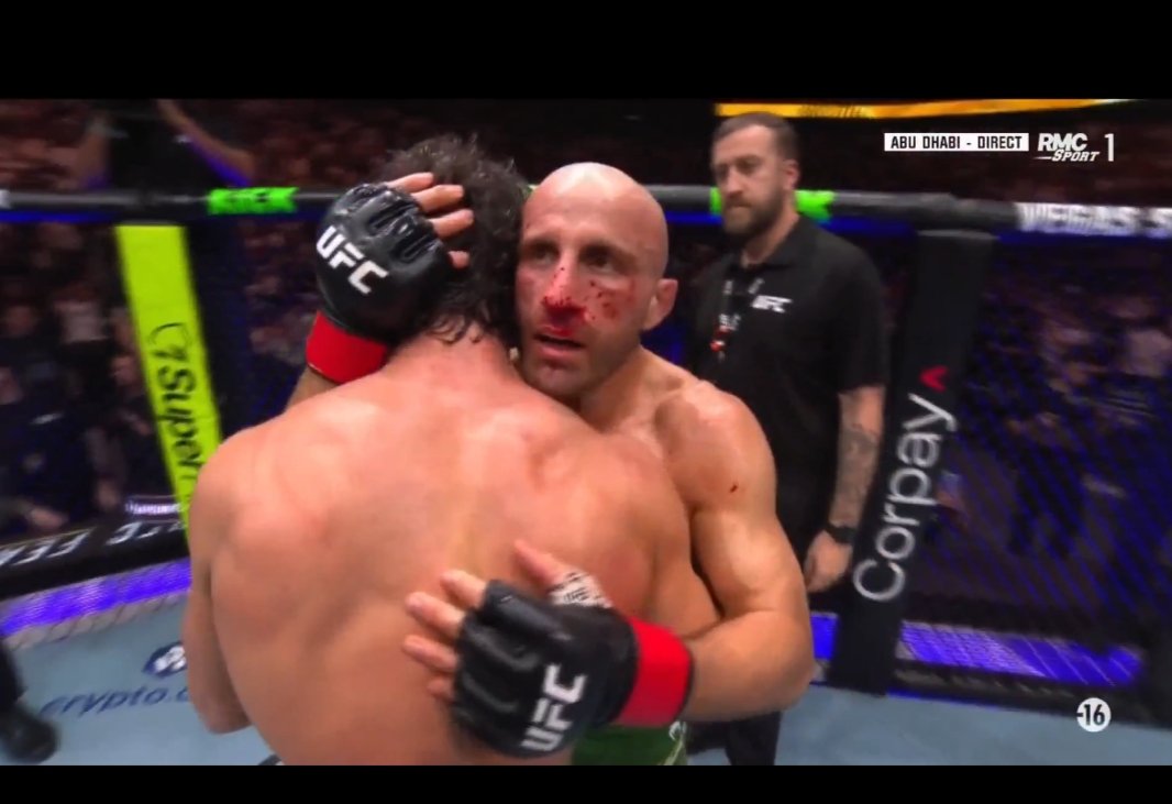 L’immortel Volkanovski : TKO au deuxième round, Evloev tombe pour la première fois